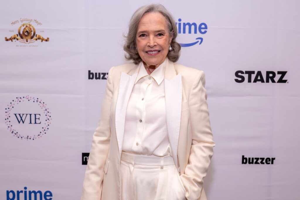 Los pantalones de pierna ancha de Kathy Bates que recuerdan a estos pantalones de Amazon por solo $34 que no se arrugan