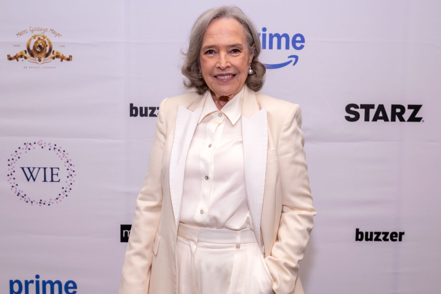 Los pantalones de pierna ancha de Kathy Bates que recuerdan a estos pantalones de Amazon por solo $34 que no se arrugan