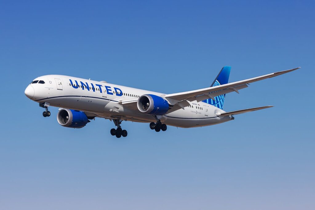 Vuelo de United Declara Emergencia y Activa Código de Auxilio en Pleno Vuelo Internacional