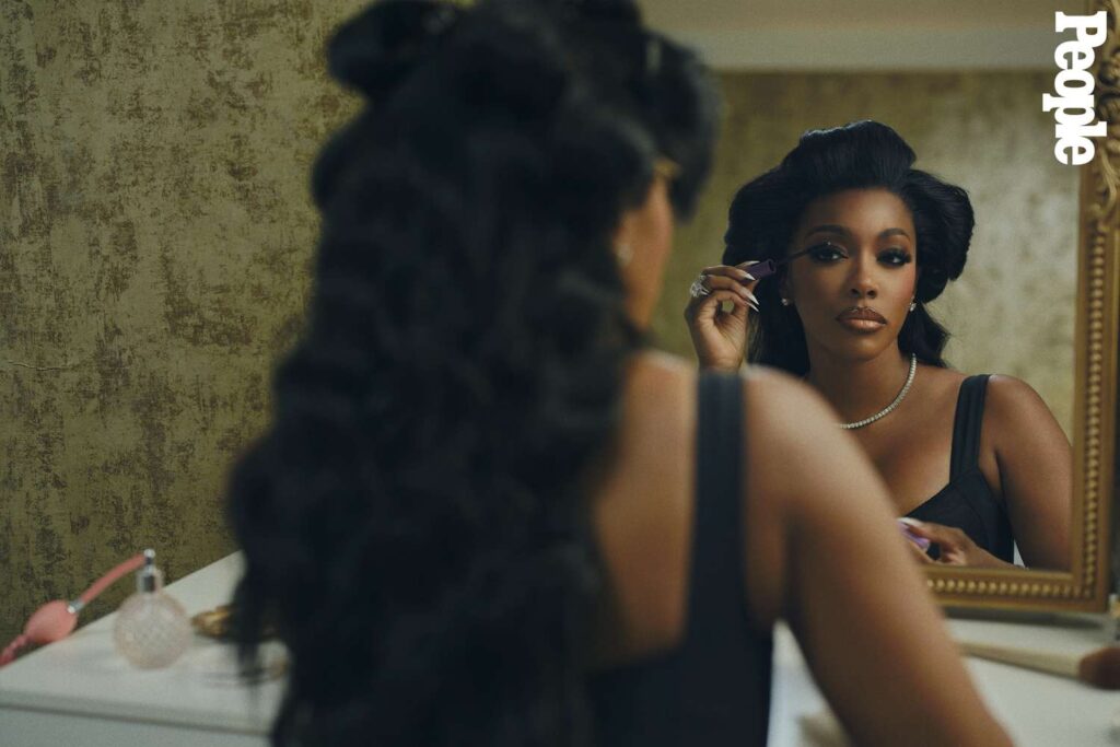 Detrás de Cámaras de la Portada Digital de PEOPLE Inspirada en "Esperando un Respiro" de Porsha Williams