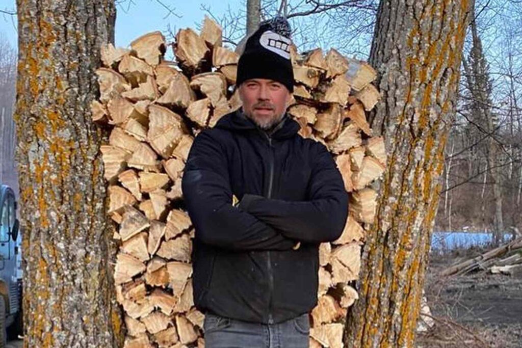 Josh Duhamel revela novedades sobre su 'cabaña del fin del mundo' y mejoras en su propiedad de Minnesota