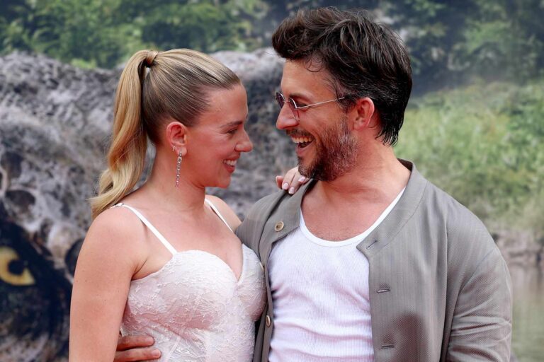 Scarlett Johansson y Jonathan Bailey se dan otro beso en la alfombra roja del estreno de "Jurassic World Rebirth" en Nueva York