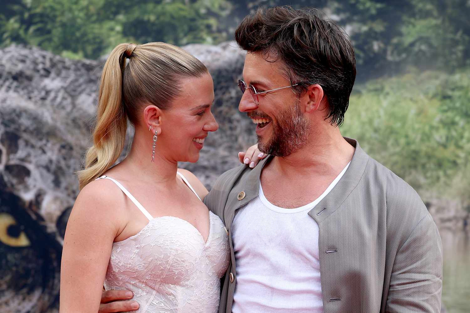 Scarlett Johansson y Jonathan Bailey se dan otro beso en la alfombra roja del estreno de "Jurassic World Rebirth" en Nueva York