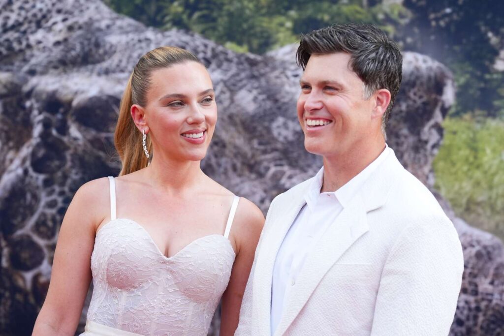 Scarlett Johansson y Colin Jost deslumbran en blanco en la alfombra roja del estreno de “Jurassic World Rebirth” en Nueva York