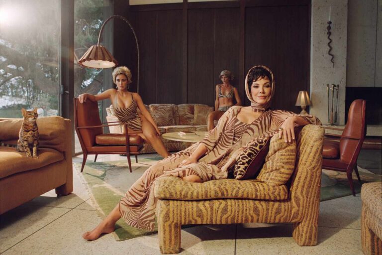 Kim Kardashian y Kris Jenner deslumbran en la nueva colección de trajes de baño de SKIMS y Roberto Cavalli