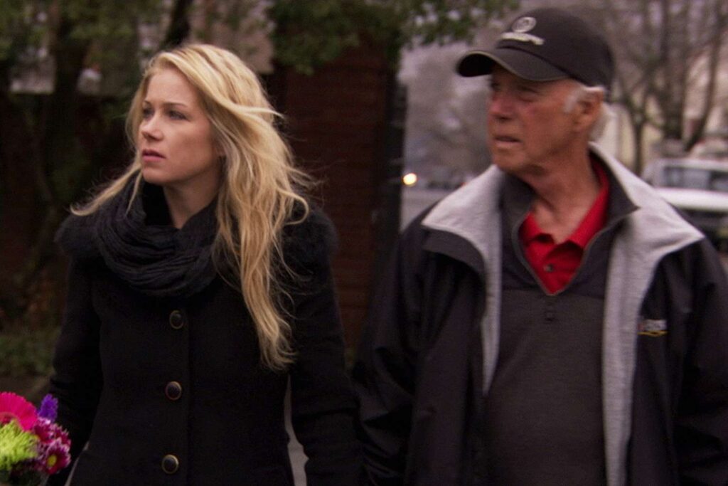 Christina Applegate habla sobre la tristeza tras la muerte de su padre: ‘Hay tanto más que desearía haber dicho’