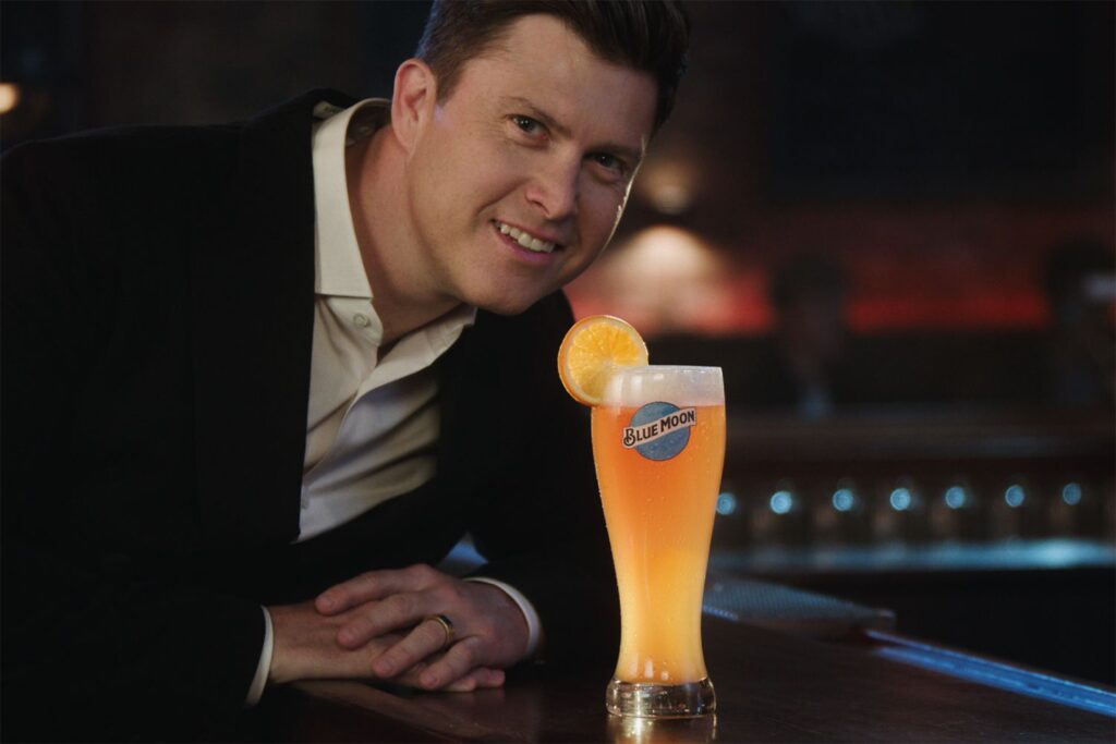 Colin Jost ofrece cerveza gratis en sus bares favoritos por nueva colaboración con Blue Moon