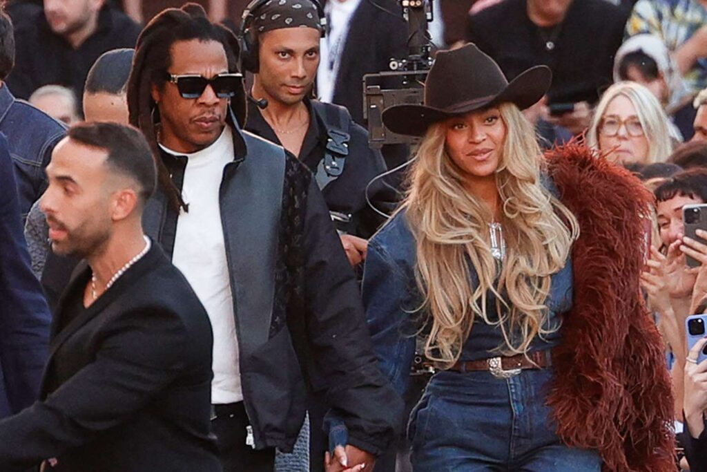 Beyoncé deslumbra en denim completo en la Semana de la Moda de París junto a Jay-Z