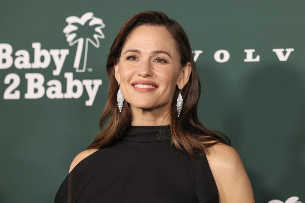 La blusa pulida de Jennifer Garner: el top de trabajo perfecto para el verano según las compradoras