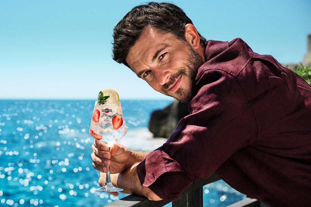 Jonathan Bailey es el nuevo embajador de Martini y nos invita a vivir 'fuera del guion' en su campaña