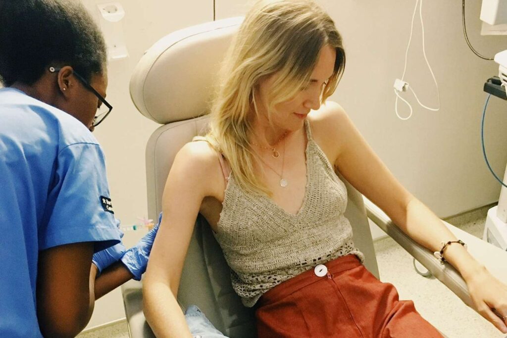 Mujer denuncia que no le hicieron pruebas tras detectar un bulto en el seno y hoy lucha contra cáncer en etapa 4