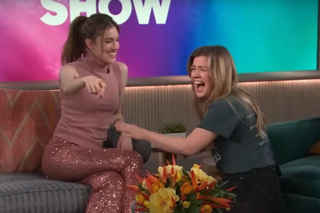 Kelly Clarkson se ríe tras la broma de Allison Williams sobre su Botox en la frente
