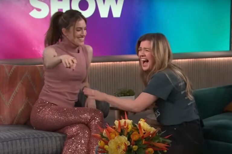 Kelly Clarkson se ríe tras la broma de Allison Williams sobre su Botox en la frente