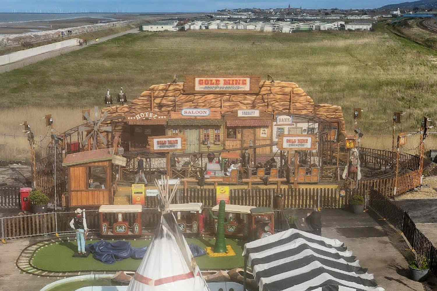 Mujer asegura que ella y su sobrino de 10 años fueron hospitalizados tras descarrilamiento de montaña rusa en Inglaterra