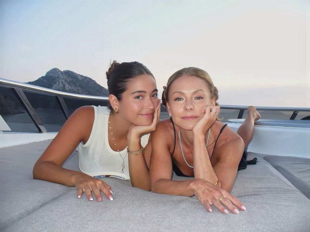 Lola Consuelos Comparte el Consejo de Moda Sorprendente que le Dio su Mamá Kelly Ripa sobre Esta Tendencia Polarizante