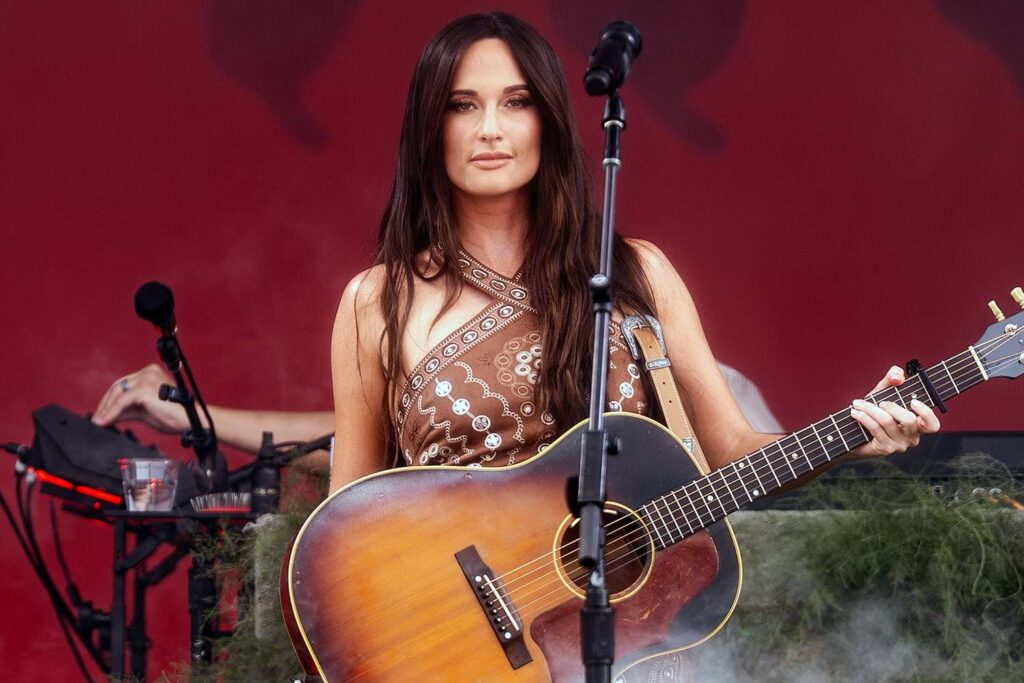 Kacey Musgraves reprograma su show tras fracturarse una costilla en México