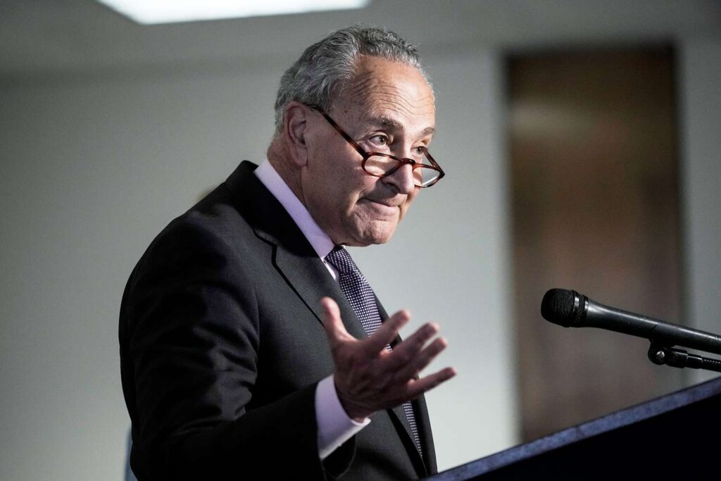Chuck Schumer, 74 años, es llevado a hospital en D.C. tras desvanecerse en el gimnasio del Senado durante la ola de calor