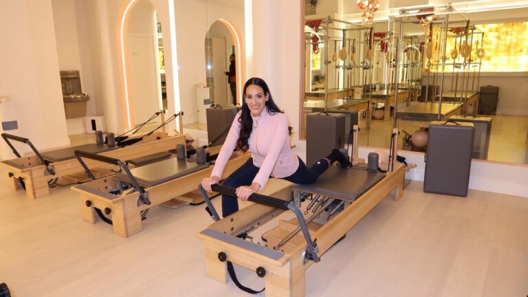 Cómo Emily Ratajkowski esculpe su cuerpo con el método único de la experta en pilates Nofar Hagag
