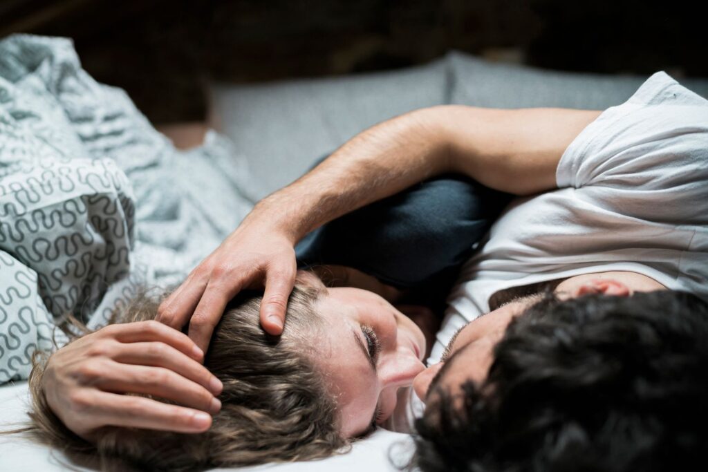 La discusión de pareja: él se niega a lavarse el cabello antes de dormir