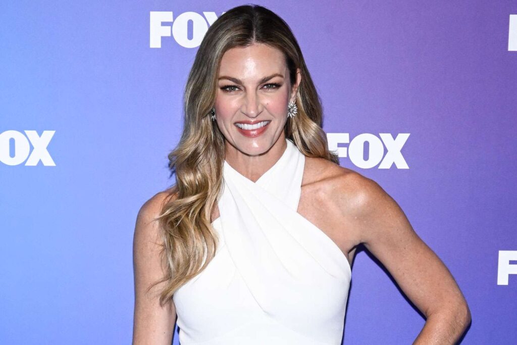 Erin Andrews bromea sobre su divertido incidente con un bronceado en spray en su podcast