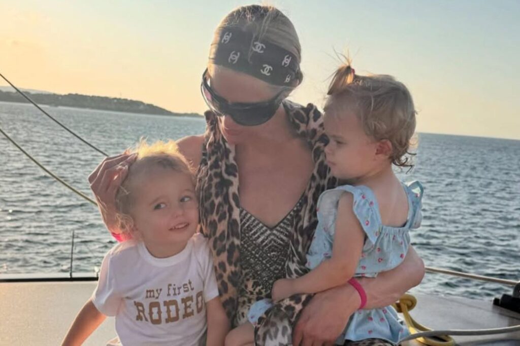 Recuerdos Mágicos: Paris Hilton Disfruta de unas Vacaciones en Yate en Cerdeña con su Encantador Grupo