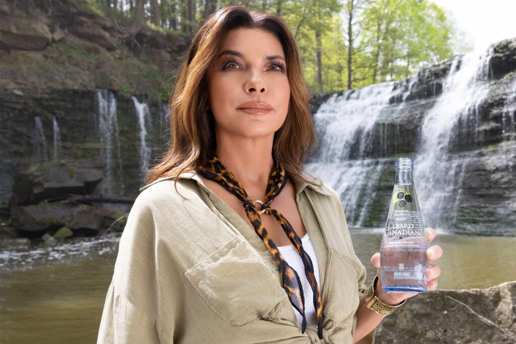Shania Twain hace una voltereta desde una montaña en un nuevo comercial de Clearly Canadian