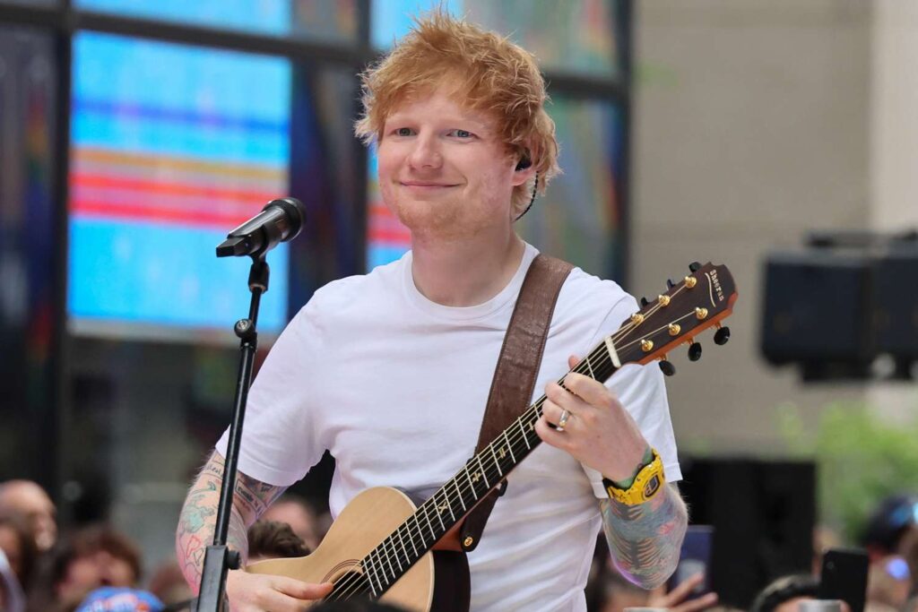 Ed Sheeran revela el detrás de cámaras de su armario de camisetas blancas