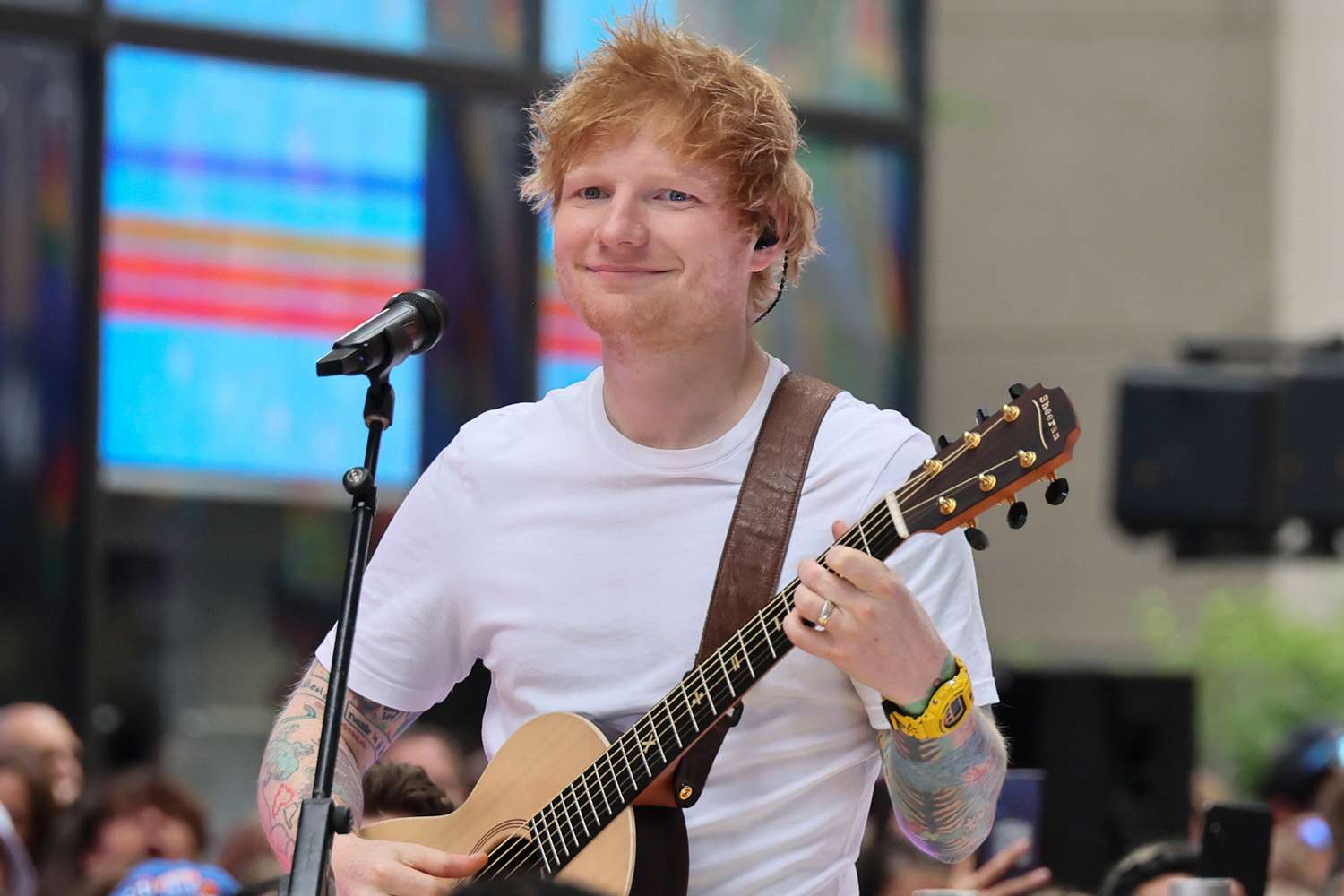Ed Sheeran revela el detrás de cámaras de su armario de camisetas blancas