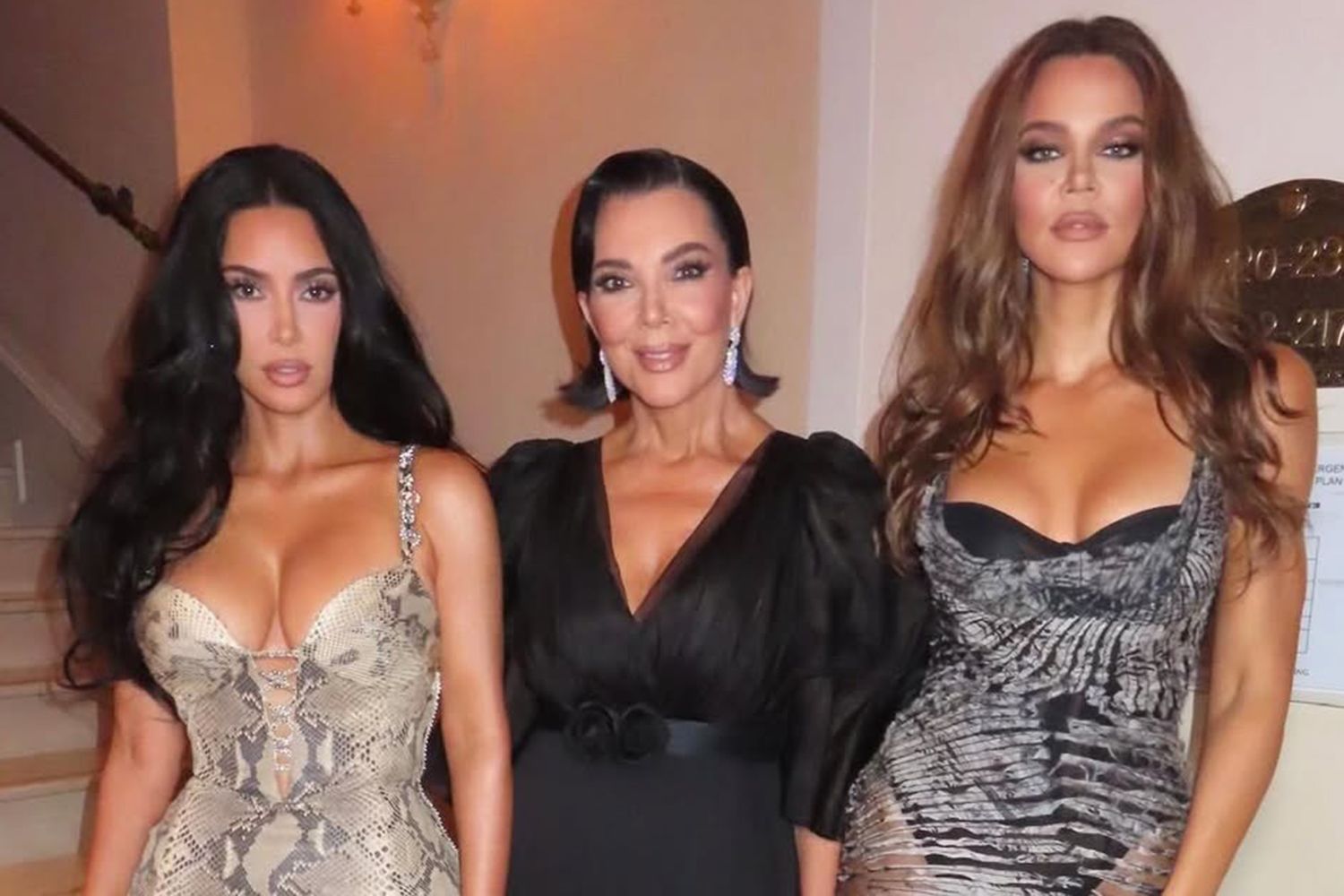 Kim Kardashian luce un vestido de serpiente en las fotos del festejo de bienvenida de la boda de Jeff Bezos y Lauren Sánchez