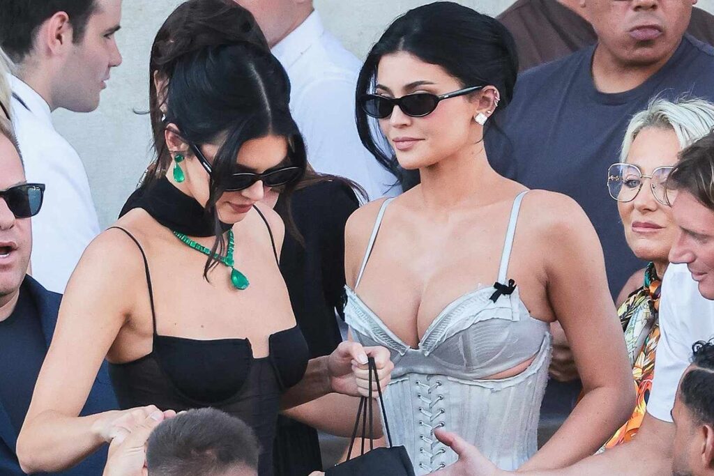 Kylie Jenner Rompe el Códigos de Vestimenta en la Boda de Jeff Bezos y Lauren Sánchez con un Corsé Plateado
