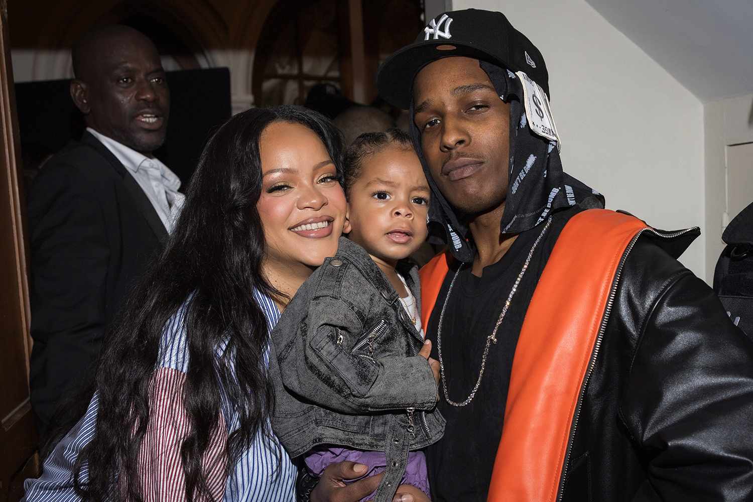 Rihanna embarazada asiste con su hijo Riot al desfile de moda de A$AP Rocky en París