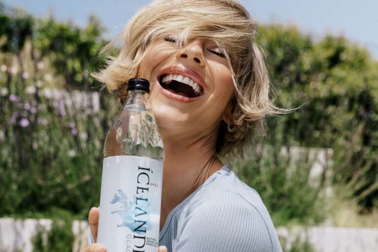 Julianne Hough revela por qué su rutina de belleza y bienestar comienza con el agua