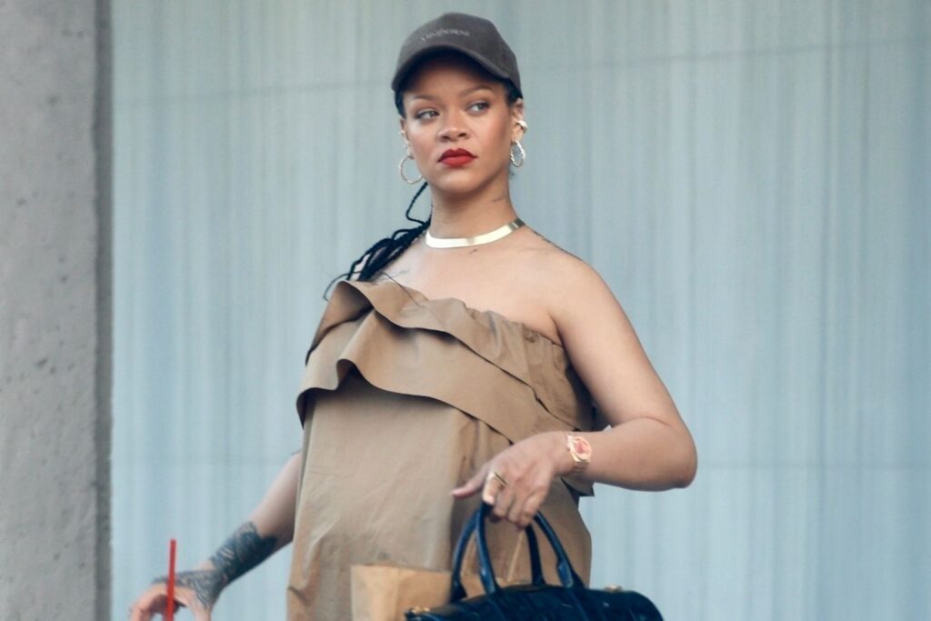 Rihanna embarazada deslumbra con un look de Saint Laurent de $4,050 en un paseo fashionista por comida rápida