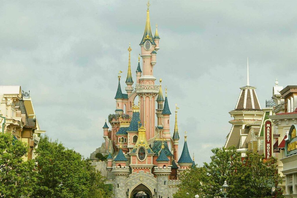 Hombre de 22 años arrestado por intentar celebrar una boda falsa con una niña de 9 años en Disneyland París