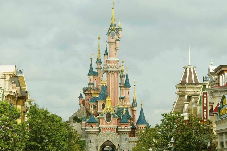 Hombre de 22 años arrestado por intentar celebrar una boda falsa con una niña de 9 años en Disneyland París